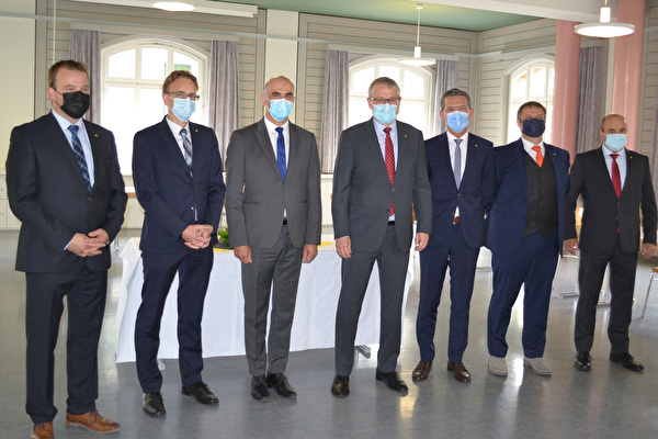 Gruppenbild des Regierungsrats mit Bundesrat Berset vor dem gemeinsamen Gespräch: (von links) Christian Arnold, Urs Janett, Bundesrat Alain Berset, Landammann Urban Camenzind, Beat Jörg, Dimitri Moretti und Daniel Furrer (infolge anderweitiger Verpflichtungen konnten Regierungsrat Roger Nager und Kanzleidirektor Roman Balli nicht am Gespräch teilnehmen).