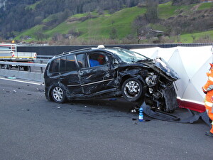 Unfallfahrzeug auf der A2