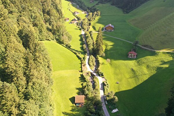 Die Drohnenaufnahme zeigt den Bereich des Riedertalbachs im Gebiet Ey, der mit Massnahmen gegen Hochwassereignisse sicherer gemacht wird. Bild Baudirektion Uri