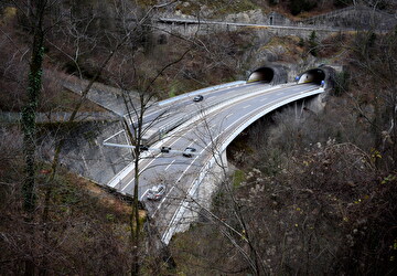 Die Tunnels zwischen Amsteg und Gurtnellen werden gereinigt und überprüft. Dies führt zu Gegenverkehr auf diesem Abschnitt. Bild Amt für Betrieb Nationalstrassen