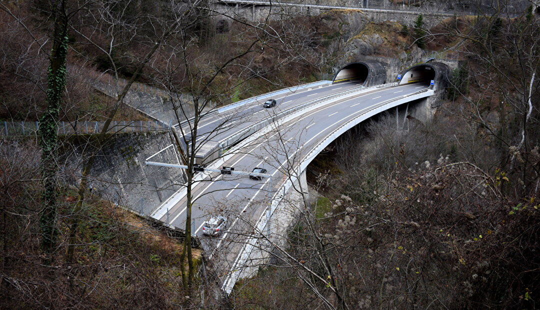 Die Tunnels zwischen Amsteg und Gurtnellen werden gereinigt und überprüft. Dies führt zu Gegenverkehr auf diesem Abschnitt. Bild Amt für Betrieb Nationalstrassen