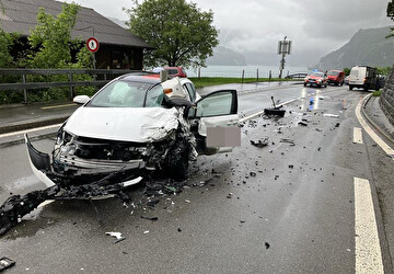 Verkehrsunfall auf der Axenstrasse – eine Person leicht verletzt