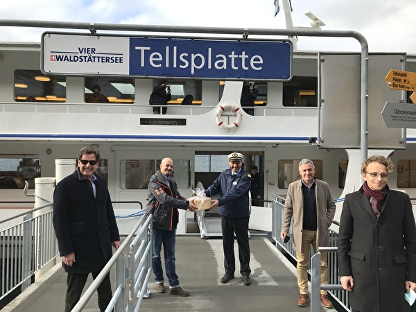 Hans-Rudolf Schurter, Verwaltungsratspräsident SGV, Timotheus Abegg, Gemeindepräsident Sisikon, Roger Benz, Kapitän SGV, Stefan Schulthess, Direktor SGV und Urs Janett, Regierungsrat Kanton Uri (von links) bei der feierlichen Übergabe des Präsents an die Schiffscrew. Bild Volkswirtschaftsdirektion Uri
