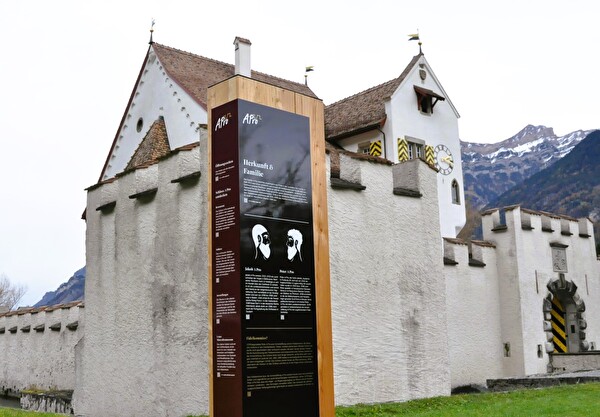 Bildlegende: An sechs Standorten erfahren die Besucherinnen und Besucher Wissenswertes zum Schloss A Pro. Bild Bildungs- und Kulturdirektion Uri