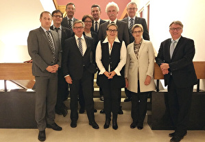 Gruppenbild Parlamentarier und Regierung