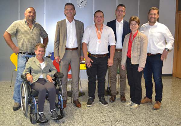 Bei der Ehrung des Bronzemedaillengewinners: (von links) Gabriel und Antonia Arnold (Eltern), Re-gierungsrat Beat Jörg, Bronzemedaillengewinner Lukas Arnold, Geschäftsleiter Odilo Gamma, Amtsvorsteherin Yvonne Slongo und Pius Zurfluh, Lehrlingsverantwortlicher Gamma AG Bau.