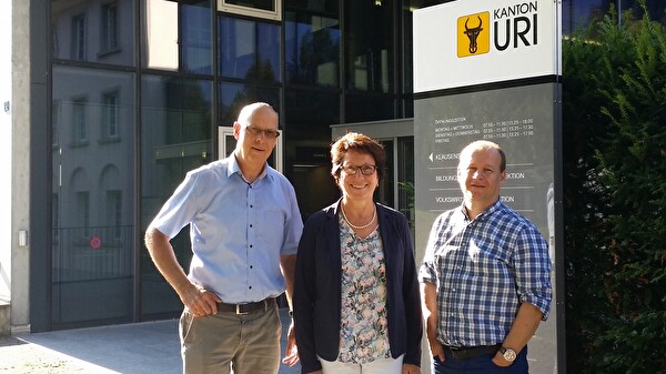 Regierungsrätin Barbara Bär (Mitte) mit dem bisherigen Kantonsarzt Dr. med. Philipp Gamma (links) und seinem Nachfolger Dr. med. Jürg Bollhalder (rechts).