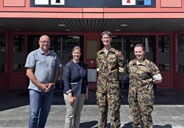 Besuch in Aarau: (von links) Urs Mock, Amtsvorsteher Bevölkerungsschutz und Militär, Sicherheitsdirektorin Céline Huber, Oberst André Güss, Kommandant Rekrutierungszentrum 4 Aarau, und Vivien Hofer, Kreiskommandantin