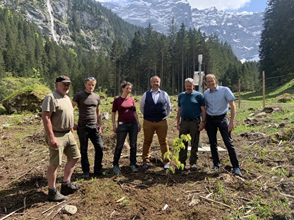 (von links) Revierförster Beat Herger, Bürgerrat Armin Briker, Projektleiterin Kathrin Streit, Sicherheitsdirektor Dimitri Moretti, Bürgerpräsident Peter Kempf und Kantonsforstmeister Roland Wüthrich. 