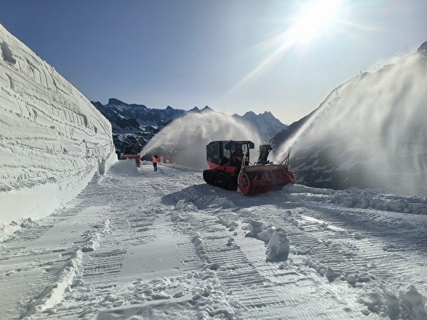 Schneeräumungsarbeiten am Sustenpass, Bild Baudirektion Uri