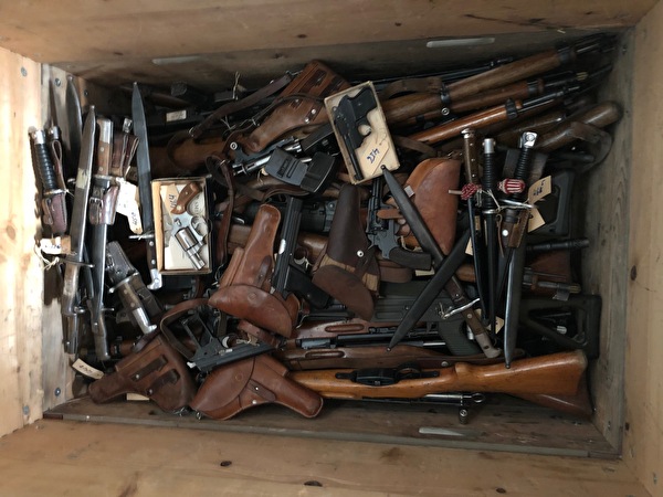 Foto der abgegebenen Waffen und gefährlichen Gegenständen