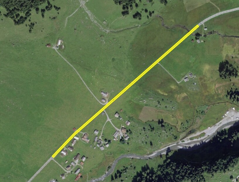 Gelb markiert sind die 600 Meter der Klausenstrasse, auf welchen der Belag ersetzt wird. Bild Baudirektion Uri