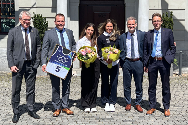 Eliane Christen und Corinne Suter flankiert von den Regierungsräten (von links) Urban Camenzind, Landammann Christian Arnold, Georg Simmen und Urs Janett beim Empfang vor dem Rathaus.