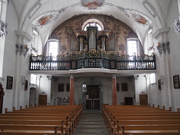 Die Orgel der Pfarrkirche St. Peter und Paul in Andermatt repräsentiert mit den rahmenden Malereien und reichen Schnitzereien die ganze Pracht und Geschichte eines historischen Orgelwerks. Hinter dem barocken Prospekt verbirgt sich ein modernes Instrument der Orgelbaufirma Mathis in Näfels (Bild: Kantonale Denkmalpflege Uri). 