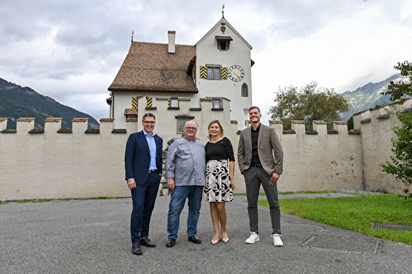 Die neuen Gastgebenden im Schlossrestaurant A Pro in Seedorf: Peter Hummel und Asta Vaivadaite zusammen mit Baudirektor Hermann Epp (links) und André Deplazes, Vorsteher Amt für Hochbau (rechts). Bild Baudirektion Uri