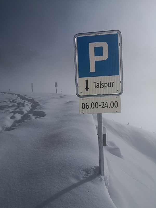 Die Tafel auf der Klausenpassstrasse zeigt an, in welchem Bereich während der Wintersperre parkiert werden kann. Bild Baudirektion Uri.