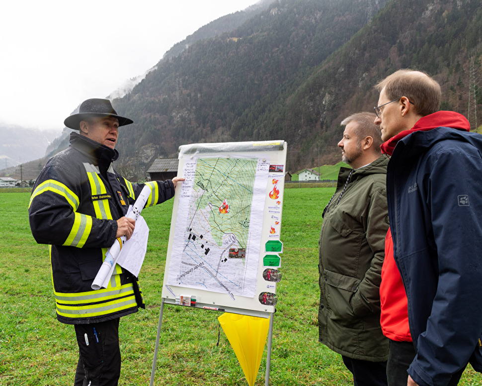 Sicherheitsdirektor Dimitri Moretti (in der Bildmitte) und Roland Wüthrich (Vorsteher Amt für Forst und Jagd), folgen den Ausführungen des kantonalen Feuerwehrinspektors Stefan Dahinden.