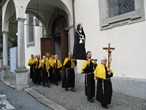 Die barmherzigen Brüder vor der Pfarrkirche St. Martin in Altdorf