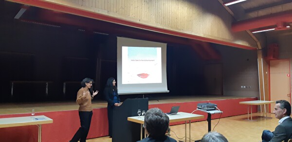 Die Referentinnen Judith Jordaky (links) und Gülcan Akkaya stellen sich den Fragen des Publikums