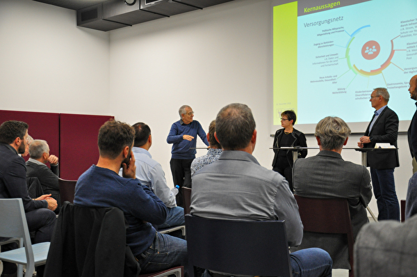 Panel-Diskussion: (von links) Josef Schuler (Gemeinderat Isenthal), Christine Widmer Baumann (Regionalmanagerin Kanton Uri), Moderator Martin Fritsch und Maurus Stöckli (Geschäftsführer Uri Tourismus).