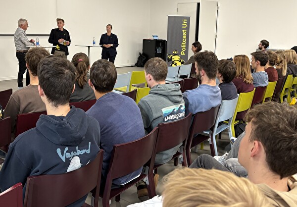 Sicherheitsdirektorin Céline Huber und Landrat Toni Brand mit Moderator David Fischer an der Polittour im bwz uri. 