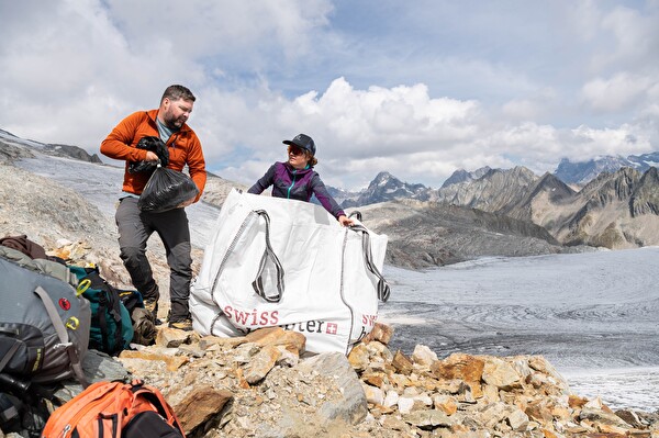 Auf der Fundstelle an der Stremlücke. Weitere Impressionen von den Grabungen an der Fundstelle auf 2800 Meter über Meer unter Dokumente. © Abteilung Denkmalpflege und Archäologie des Kantons Uri / Valentin Luthiger.