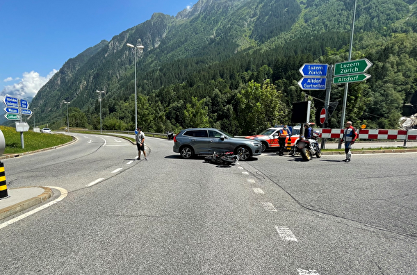 Kollision zwischen Personenwagen und Motorrad 