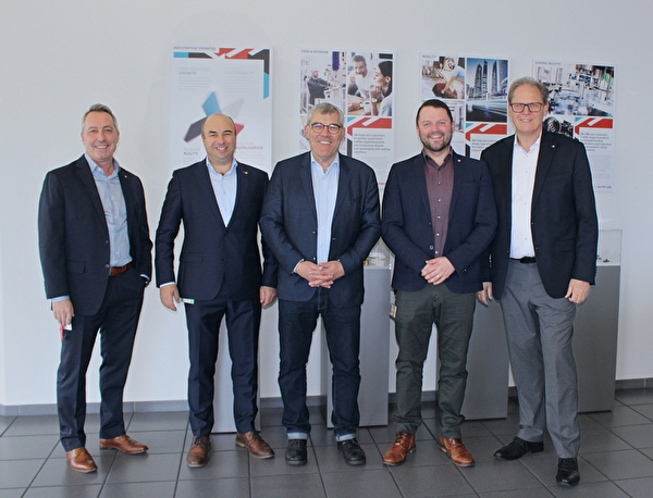 Besuch bei Dätwyler Schattdorf: (von links) Werksleiter Reto Burkart, Regierungsrat Daniel Furrer, Nati-onalratspräsident Eric Nussbaumer, Nationalrat Simon Stadler und Dätwyler-CEO Dirk Lamprecht. 