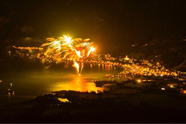 Feuerwerk in Flüelen. Quelle: Stefan Walker, aus dem Kurzfilm «Light Pollution and the Milky Way - A Timelapse Shortfilm»