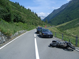 Motorrad und Autos nach dem Unfall