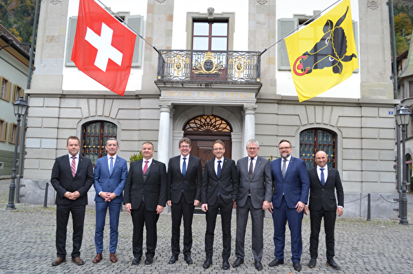 Gruppenbild vor dem Rathaus: (von links) Regierungsrat Christian Arnold, Regierungsrat Beat Jörg, Lan-desstatthalter Dimitri Moretti, Bundesrat Albert Rösti, Landammann Urs Janett, Regierungsrat Urban Camenzind, Regierungsrat Roger Nager und Regierungsrat Daniel Furrer.