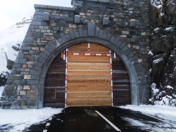 Fest verschlossen und wintersicher gemacht: der Scheiteltunnel auf dem Sustenpass. Bild Baudirektion Uri