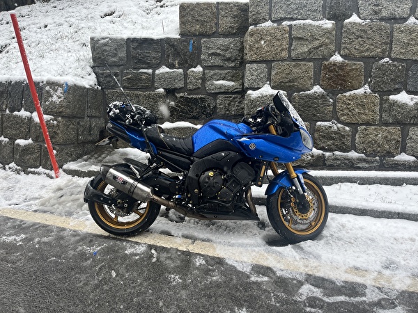 Motorradfahrer stürzt auf schneebedeckter Fahrbahn – verletzt