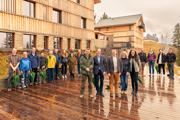 Das GoLive der Website wurde in der Berglodge37 gefeiert, einem der Vorzeigeprojekte aus lokalem Holz. Vorne (von links): Theo Weber, Vorsteher Amt für Wald und Natur Schwyz; Roland Wüthrich, Kan-tonsforstmeister Uri; Dimitri Moretti, Landesstatthalter und Sicherheitsdirektor Kanton Uri; Claire-Lise Suter Thalmann, Geschäftsführerin der Wald und Holzforschungsförderung Schweiz; Sonja Geier, Pro-jektleiterin, Stv. Leiterin Kompetenzzentrum Typologie & Planung in Architektur (CCTP).