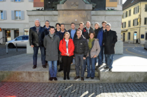 Vertreterinnen und Vertreter der beiden Regierungen von Genf und Uri auf dem Rathausplatz in Altdorf