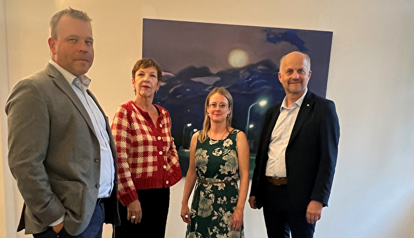 Die Verantwortlichen für die neue künstlerische Ausstattung: Barbara Zürcher (links) und Tamara Fullin, flankiert von Landratspräsident Ruedi Cathry (rechts) und Landammann Christian Arnold nach der gelungenen Vernissage im Rathaus. 