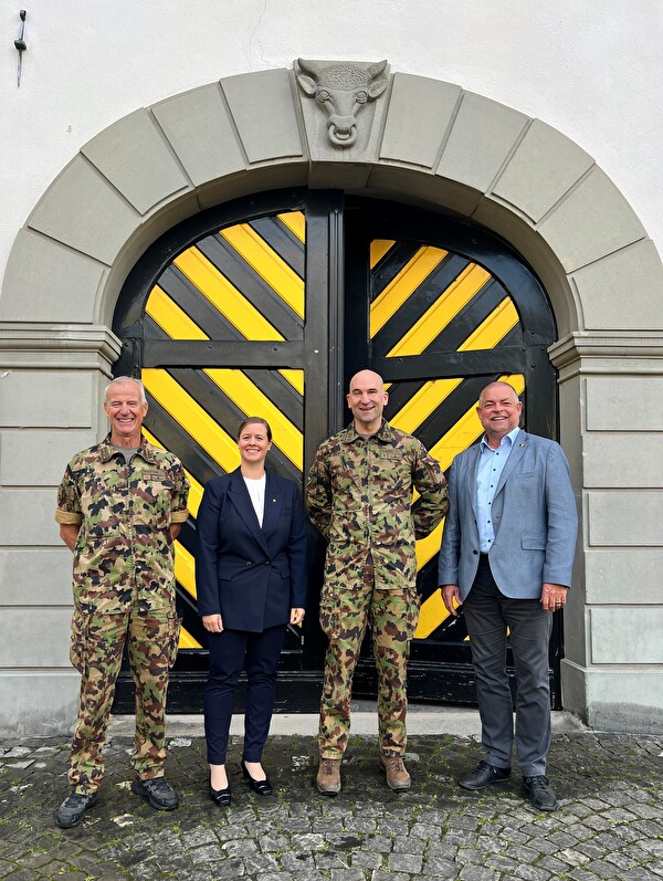 Bild: (von links) Divisionär Maurizio Dattrino, Kommandant Territorialdivision 3, Regierungsrätin Céline Huber, Sicherheitsdirektorin, Korpskommandant Thomas Süssli, Chef der Armee, und Urs Mock, Vorsteher Amt für Bevölkerungsschutz und Militär
