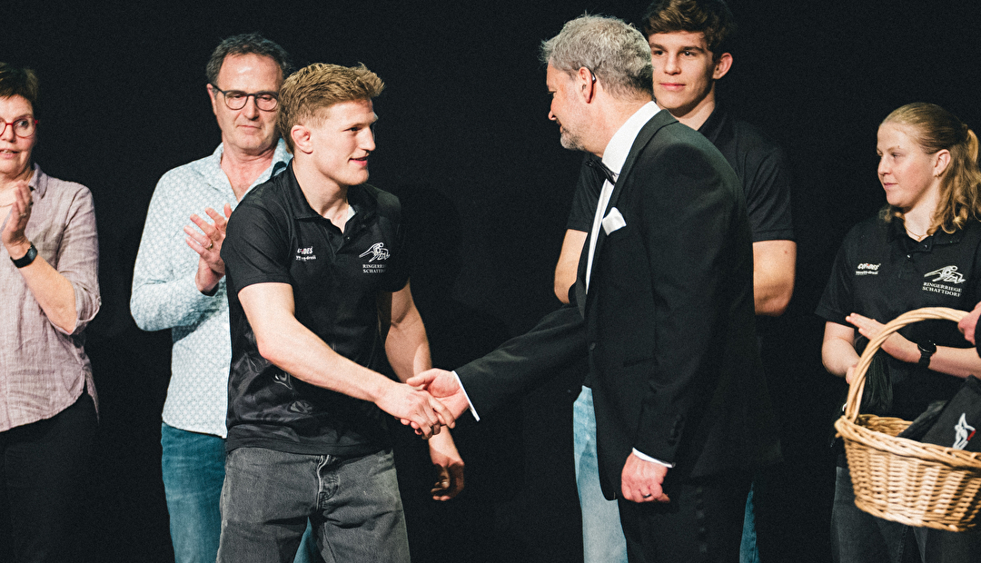 Regierungsrat Georg Simmen gratuliert Thomas Epp. (Foto: Marco Eberli)