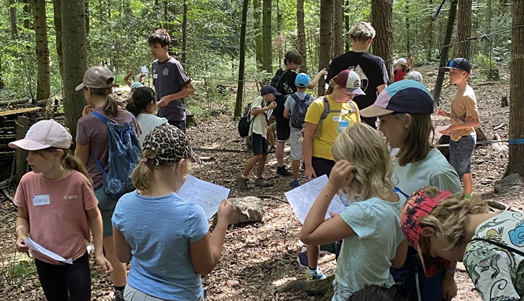 Bild 1: Beim gemeinsamen Rätsellösen am Waldtag konnten die Kinder auch der Hitze entfliehen.