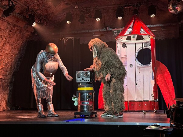 Das Kindertheater «Kaputnik und das Biest aus dem All» im Kellertheater im Vogelsang (Foto: Kellertheater im Vogelsang)