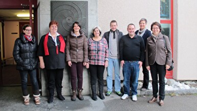 v.l.n.r. Marianne Fuchs, Yvonne Baumann, Cilgia Maurer, Angelika Simmen, Diego Breitenmoser, Roger Murbach, Franziska Briggen, Barbara Bär vor dem militärischen Notspital in Andermatt