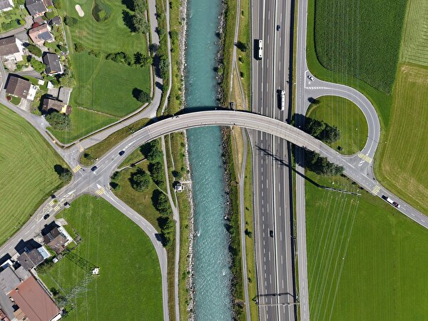 Als erste Etappe wird der Knotenbereich auf der Westseite der Seedorferbrücke realisiert (links im Bild). Bild Baudirektion Uri