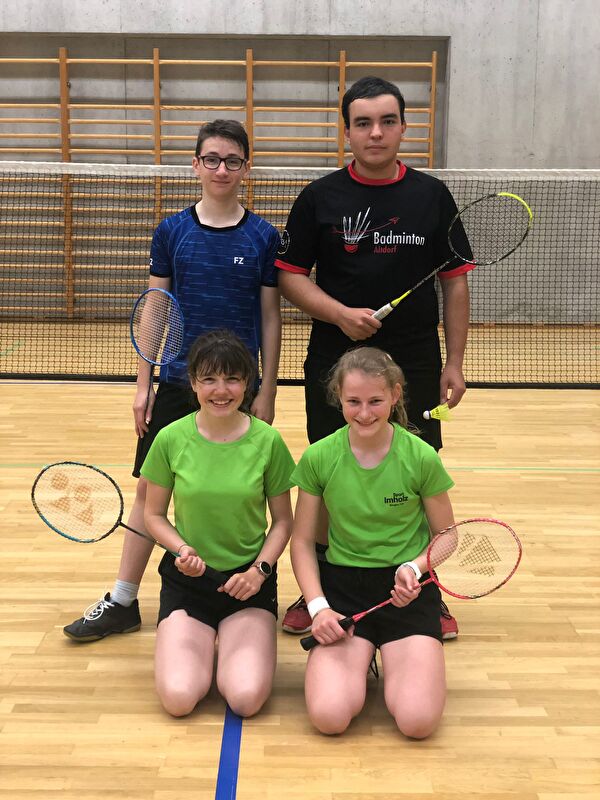 Das Badminton-Mixed-Team der Kantonalen Mittelschule Uri (von links): Marino Epp und Amin Infanger (stehend) sowie Lisa Wenger und Nina Walker (kniend).