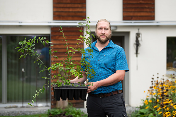 Beratung vom Fachmann: Revierförster Lorenz Jud weiss, was dem Wald guttut und welche Neophyten nicht in die Urner Gärten gehören. Bild: Valentin Luthiger