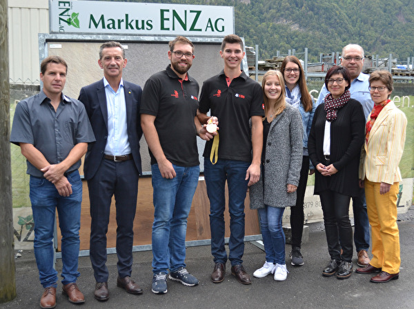 Besuch bei der Markus Enz AG in Seedorf: (von links) Stefan Schmid, Leiter Markus Enz Gartenbauakademie, Regierungsrat Beat Jörg, die Diplomgewinner Mario Enz und Fabian Hodel (mit Partnerin Simona Reber und Schwester Martina Hodel), Esther und Markus Enz, Markus Enz AG (Eltern), und Yvonne Slongo, Vorsteherin Amt für Berufsbildung