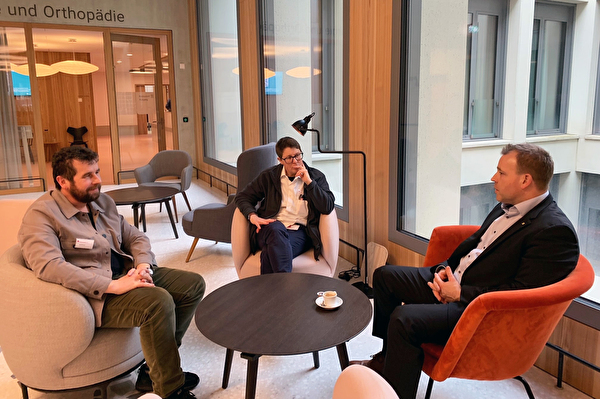 Gesundheitsdirektor Christian Arnold (rechts) und die Seelsorgenden des Kantonsspitals Uri, Andrea Meyer und Jozef Kuzar.