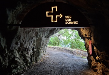 Portale markieren Ein- und Ausgang des Erlebnistunnels. Bild: Wiege der Schweiz