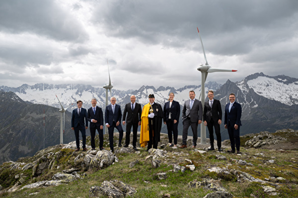 Der Regierungsrat 2026-2028 (von links): Kanzleidirektor Roman Balli, Bildungs- und Kulturdirektor Georg Simmen, Volkswirtschaftsdirektor Urban Camenzind, Landammann und Justizdirektor Daniel Furrer, Landweibel Erwin Gisler, Landesstatthalterin und Sicherheitsdirektorin Céline Huber, Gesundheits-, Sozial- und Umweltdirektor Christian Arnold, Finanzdirektor Urs Janett und Baudirektor Hermann Epp.