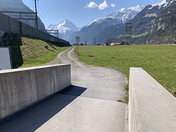 Bildlegende: Der aktuell noch mit einem Fahrverbot versehene Feldweg ergänzt künftig die Radwegverbindung zwischen Attinghausen und Erstfeld. Bild Baudirektion Uri