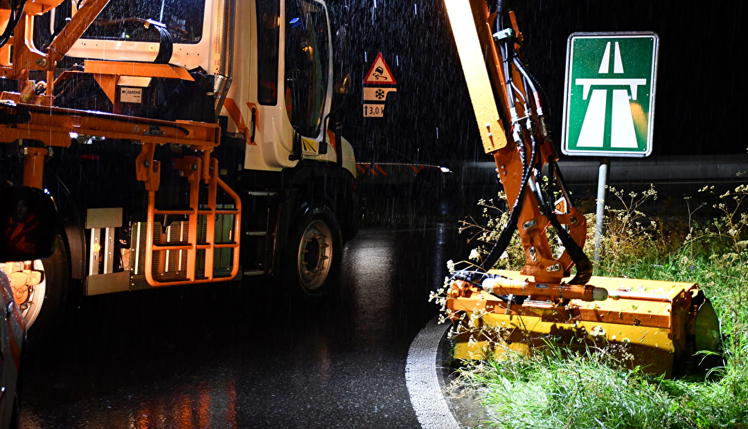 Nächtliche Unterhalts- und Reinigungsarbeiten führen auf der A4 zwischen Brunnen und Küssnacht zu zeitweisen Sperrungen. Bild Amt für Betrieb Nationalstrassen